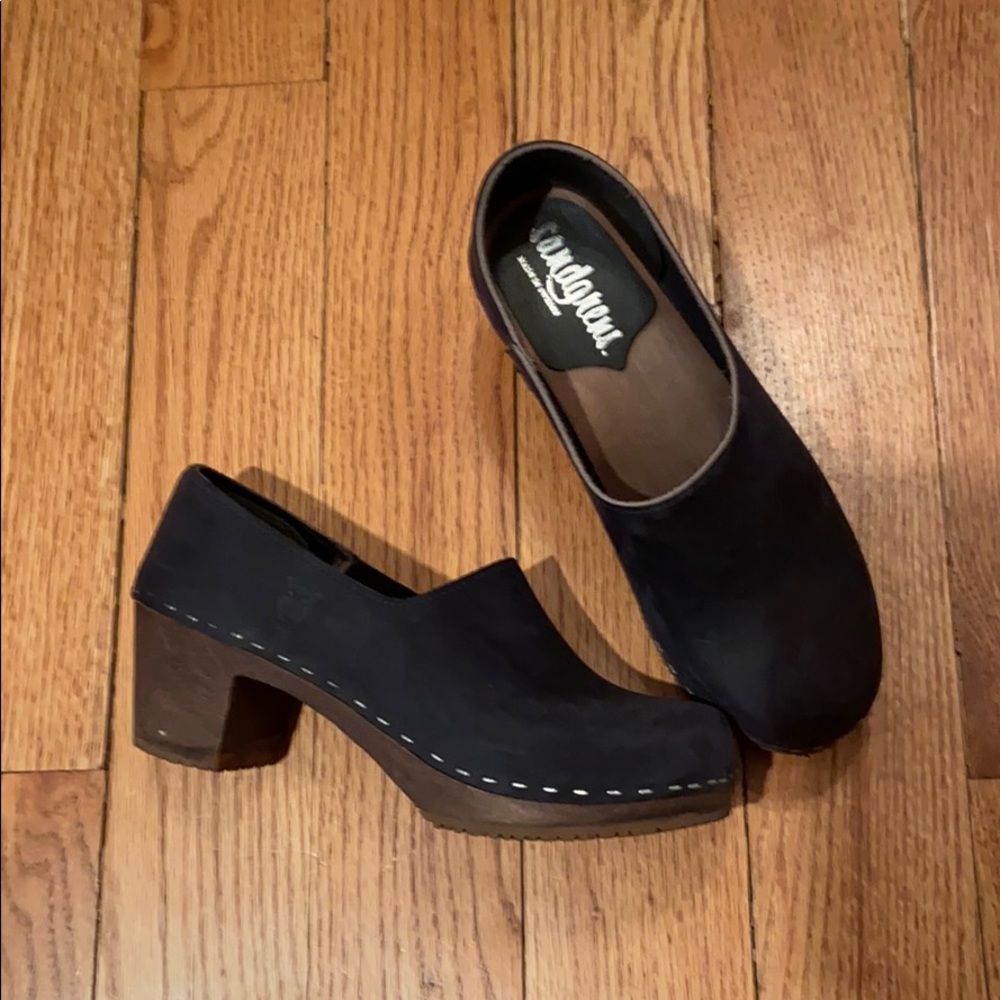 Like new navy Sandgrens clogs size 37